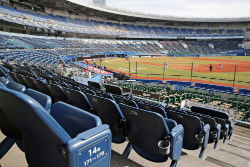 新型コロナ 広島が12球団最強 堅実経営で非常時の耐性トップ 日本経済新聞 新型コロナ 広島が12球団最強 堅実経営で非常時の耐性トップ 日本経済新聞