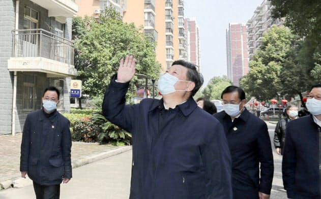 中国・武漢市内を視察し、住民に向かって手を振る習近平国家主席(3月10日)=新華社・共同 中国・武漢市内を視察し、住民に向かって手を振る習近平国家主席(3月10日)=新華社・共同