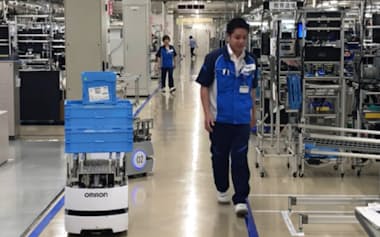 オムロンはFA事業の主力製品として自動搬送ロボットを開発した（京都府綾部市のオムロン綾部工場）
