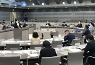 都議会の特別委員会では都議らが距離を空けて着座した 都議会の特別委員会では都議らが距離を空けて着座した