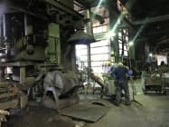 昔ながらのキューポラを使って生産している 昔ながらのキューポラを使って生産している