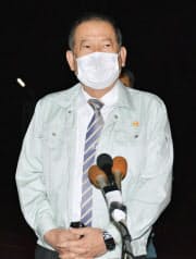 泡消火剤が流出した米軍普天間基地を立ち入り調査し、ゲート前で記者団の取材に応じる沖縄県宜野湾市の松川正則市長(21日午後、宜野湾市)