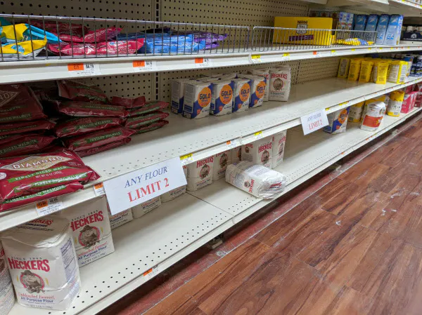 スーパーでは小麦粉の購入点数を制限(4月中旬、ニューヨーク)