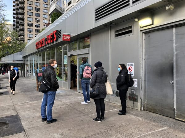 スーパー店内の入場制限でマスクを付けた客が行列(4月中旬、ニューヨーク)