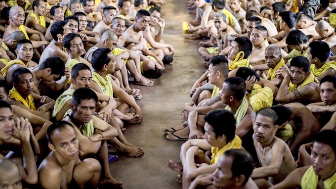 アジアの刑務所 新型コロナ感染の温床に 日本経済新聞