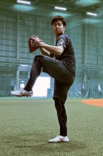 キャッチボールするオリックスの近藤(22日、大阪市)=球団提供・共同