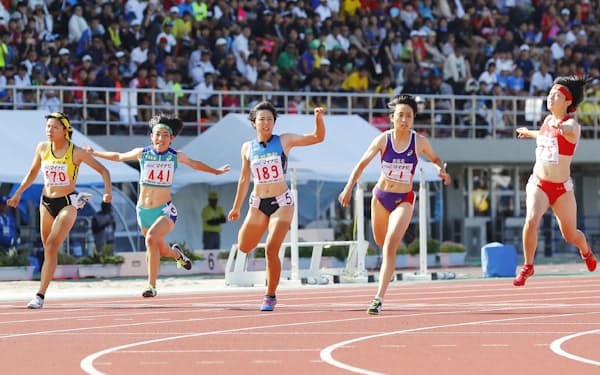 高校総体は史上初めて中止になった（写真は2019年大会の陸上女子100メートル決勝）=共同