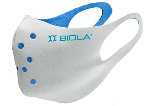 伸縮性のある素材で顔との隙間を減らす