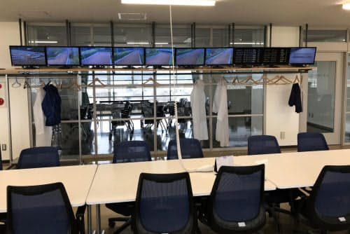 スタンドに置かれた取材スペース。目の前には坂路調教を見られるモニターもある