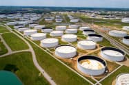 米オクラホマ州クッシングの原油貯蔵基地=ロイター 米オクラホマ州クッシングの原油貯蔵基地=ロイター