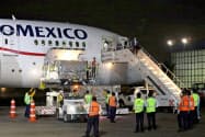 中国からの医療物資を運んだアエロメヒコの航空機(7日、メキシコシティ)=ロイター 中国からの医療物資を運んだアエロメヒコの航空機(7日、メキシコシティ)=ロイター