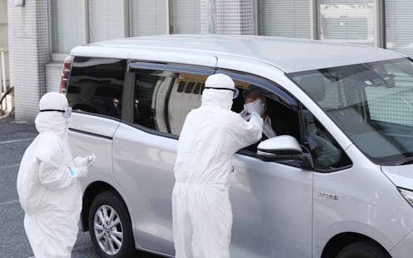 大阪府職員らが「ドライブスルー方式」で行った新型コロナウイルスの模擬検査（23日午前、大阪市内）