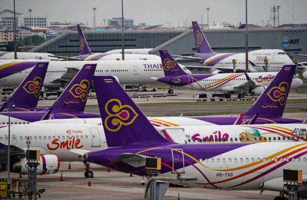 全便運休を受けて大量に駐機するタイ国際航空機(17日、バンコクのスワンナプーム空港)=小高顕撮影