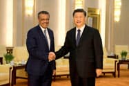 中国の習近平国家主席(右)は世界保健機関(WHO)のテドロス事務局長を支持する姿勢を打ち出している(1月、北京)=ロイター 中国の習近平国家主席(右)は世界保健機関(WHO)のテドロス事務局長を支持する姿勢を打ち出している(1月、北京)=ロイター