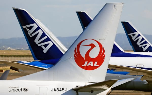 羽田空港に駐機する日本航空と全日空の機体