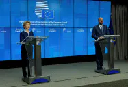EU首脳のテレビ会議終了後に記者会見するフォンデアライエン欧州委員長(左)とミシェル大統領(ブリュッセル)=ロイター EU首脳のテレビ会議終了後に記者会見するフォンデアライエン欧州委員長(左)とミシェル大統領(ブリュッセル)=ロイター