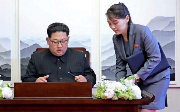 北朝鮮の金正恩委員長(左)に健康不安説が浮上している=AP 北朝鮮の金正恩委員長(左)に健康不安説が浮上している=AP