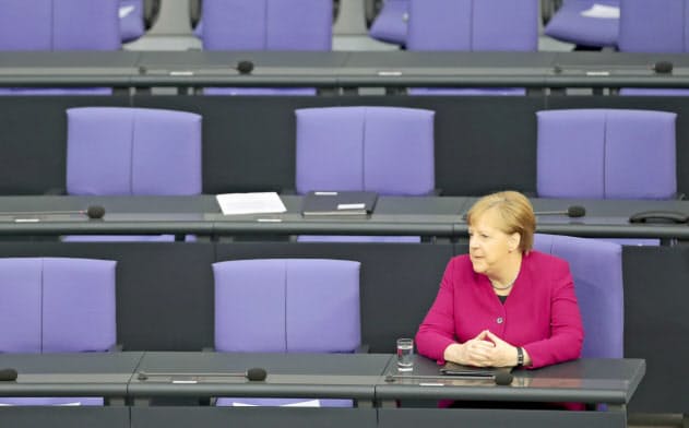 メルケル首相はウイルスとの闘いは「まだ始まりにすぎない」と警告した(23日、独連邦議会)=AP メルケル首相はウイルスとの闘いは「まだ始まりにすぎない」と警告した(23日、独連邦議会)=AP