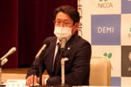 記者会見する日華化学の江守社長(24日、福井市) 記者会見する日華化学の江守社長(24日、福井市)