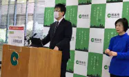 新型コロナで緊急の家賃支援対策を発表する熊本市の大西市長(24日、熊本市) 新型コロナで緊急の家賃支援対策を発表する熊本市の大西市長(24日、熊本市)