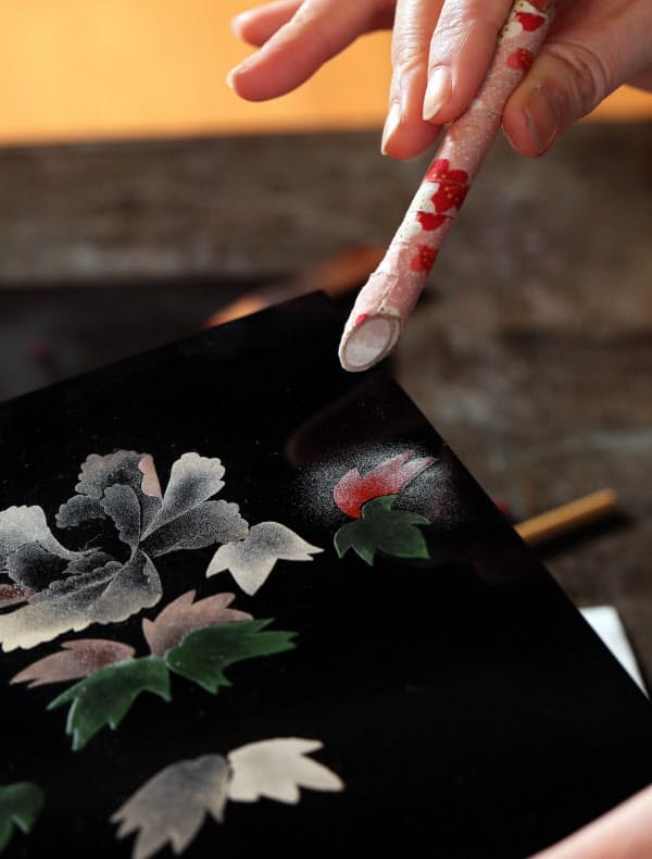 漆で描いた模様に金銀粉を振りかけ、漆器を装飾する「蒔絵」=玉井良幸撮影