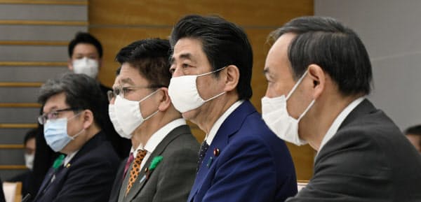 16日、緊急事態宣言対象区域の全国への拡大を表明する安倍首相