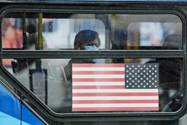 米議会予算局では新型コロナウイルス感染拡大の影響で米成長率が戦後最大のマイナスに落ち込むと予測している=AP