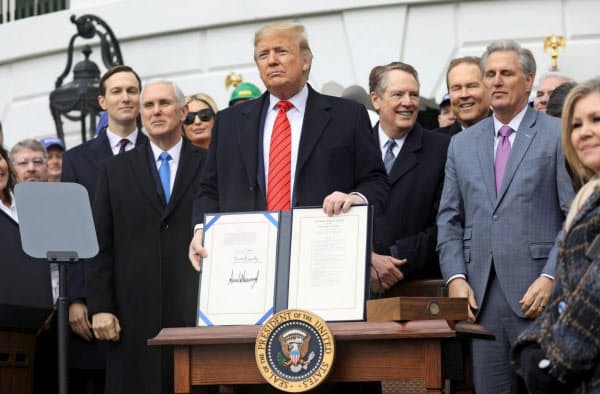 トランプ氏は1月、ホワイトハウスでUSMCAの署名式を盛大に開いた=ロイター