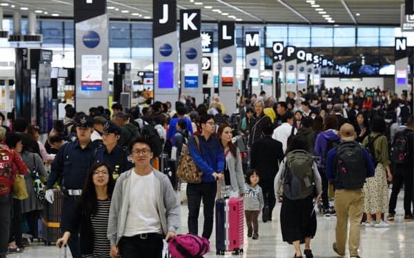 1年前の大型連休初日、海外に向かう人たちで混み合う成田空港の出発ロビー(2019年4月27日)