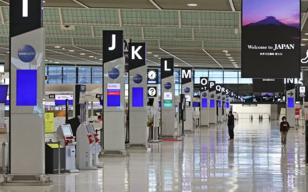 閑散とする成田空港の出発ロビー(25日午前)