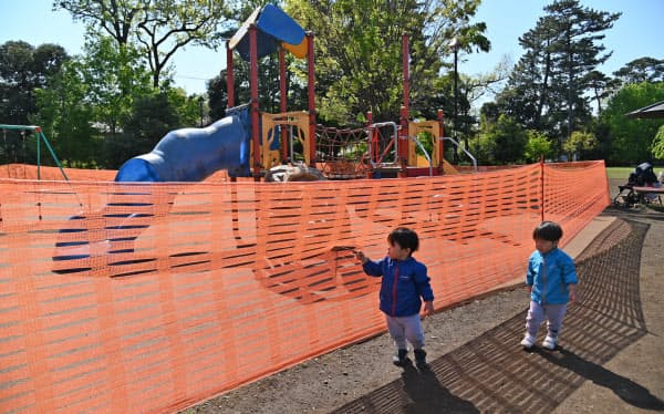 ネットで囲まれ立ち入りができなくなった公園の児童用遊具(25日午前、東京都三鷹市の井の頭公園)