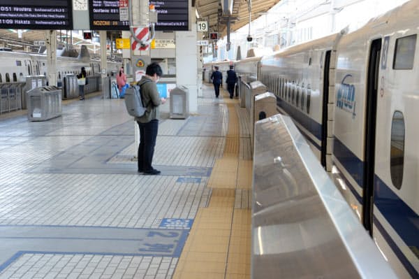 利用客が少ないJR東京駅の新幹線ホーム(25日午前)