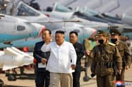 空軍訓練を視察する金正恩氏。12日に報じられた=朝鮮中央通信・共同 空軍訓練を視察する金正恩氏。12日に報じられた=朝鮮中央通信・共同