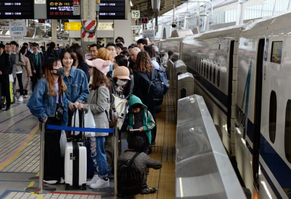 昨年の大型連休初日の東海道新幹線ホーム。古里や行楽地に向かう人たちで混雑していた(2019年4月27日、JR東京駅)