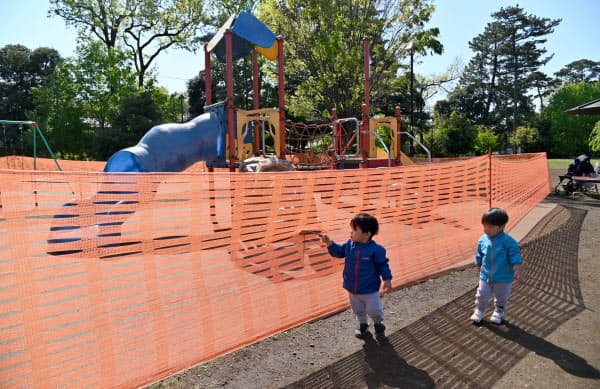 ネットで囲まれ、遊具の使用ができなくなった井の頭恩賜公園(25日午前、東京都三鷹市)
