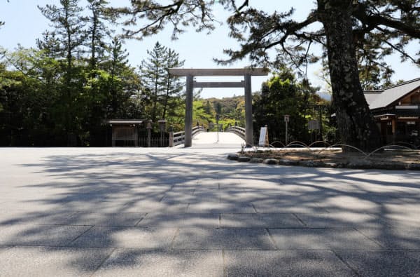 閑散とした伊勢神宮内宮(25日午前、三重県伊勢市)