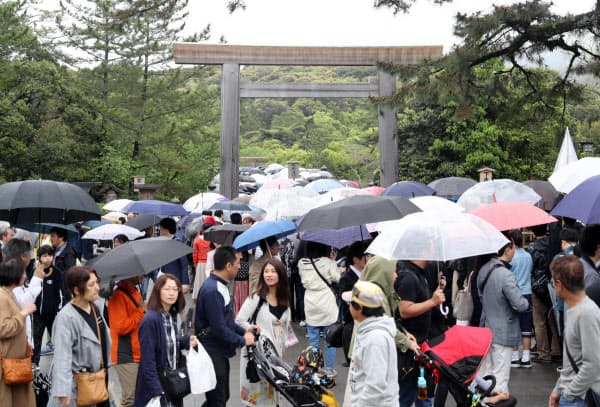 令和が幕を開けた昨年5月1日、多くの参拝客でにぎわった伊勢神宮(三重県伊勢市)