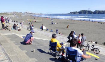 19日には、神奈川県藤沢市の鵠沼海岸で大勢の人たちがくつろいでいた=共同