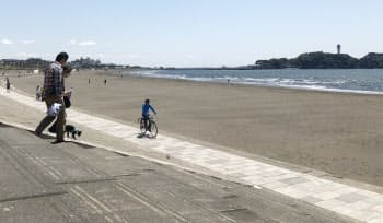 25日は人影が少なくなった(神奈川県藤沢市の鵠沼海岸)