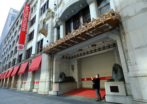 新型コロナウイルスの影響で臨時休業する三越日本橋本店