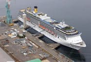 長崎市に停泊中のイタリア籍クルーズ船「コスタアトランチカ」(26日午後)=共同通信社ヘリから 長崎市に停泊中のイタリア籍クルーズ船「コスタアトランチカ」(26日午後)=共同通信社ヘリから