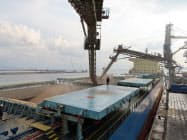 中東向けに小麦を積み込む輸送船(ロシア南西部ノボロシスク港) 中東向けに小麦を積み込む輸送船(ロシア南西部ノボロシスク港)