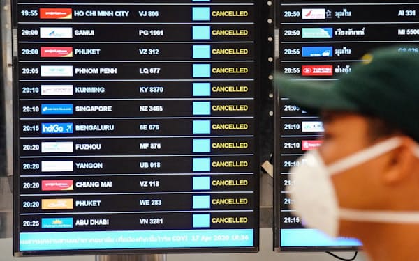 国内線などの航空便の運休を知らせるバンコク・スワンナプーム空港の案内板（2020年4月17日、バンコク）=小高顕撮影