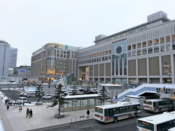 ポイント上乗せの中止に加え、入場規制も検討されている(写真は札幌駅前)