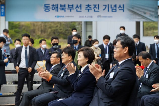 韓国政府が27日開催した「東海北部線」推進の記念式典(江原道高城郡) 韓国政府が27日開催した「東海北部線」推進の記念式典(江原道高城郡)