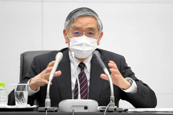 金融政策決定会合を終え、記者会見する日銀の黒田総裁(27日、日銀本店)=代表撮影