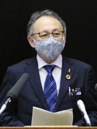 記者会見で、連休中の沖縄県への訪問自粛を呼び掛ける玉城デニー知事(27日午後、沖縄県庁)=共同