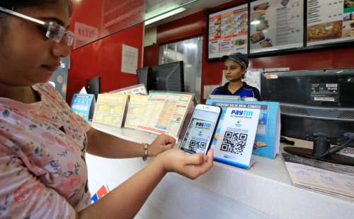「Paytm」を使って支払う女性(ムンバイ)=三村幸作撮影