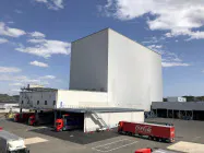 27日に再稼働したコカ・コーラボトラーズの本郷自動倉庫(広島県三原市) 27日に再稼働したコカ・コーラボトラーズの本郷自動倉庫(広島県三原市)