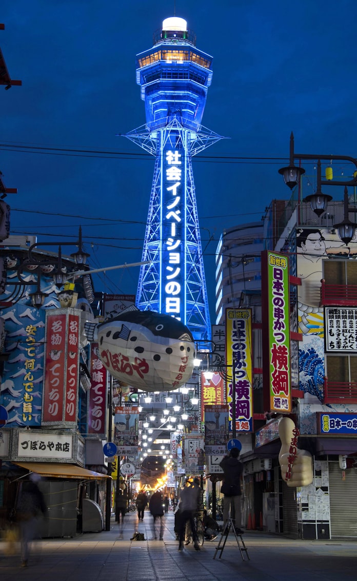 通天閣 青くライトアップ 医療従事者に感謝 日本経済新聞 通天閣 青くライトアップ 医療従事者に感謝 日本経済新聞